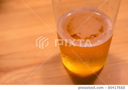 特寫的啤酒倒入玻璃杯 80417688