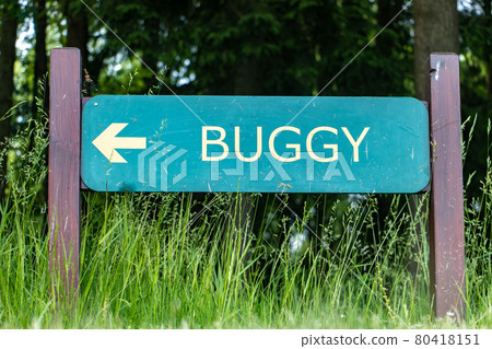 A board with direction of way on a golf course 80418151