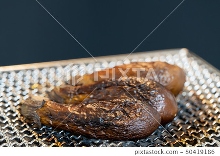 Shichirin and Bincho charcoal grilled, grilled eggplant 80419186