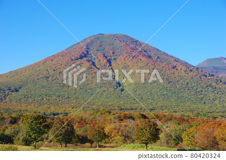 青森縣秋色中的八甲田山脈(日岳 / 八甲田小岳) 青森縣秋色中的八甲田山脈(日岳 / 八甲田小岳) 80420324