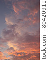 柔和的夕陽的天空 80420911
