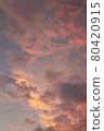 柔和的夕陽的天空 80420915