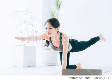 一個年輕的女人，做瑜伽在線 80421187