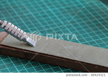 Sharpen the cutter with leather craft 80424321
