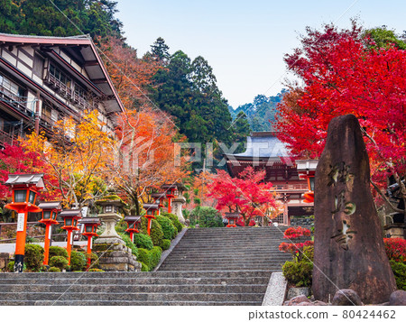 Kurama Temple in Kyoto in autumn 80424462