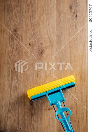 floor cleaning with a mop 80425767