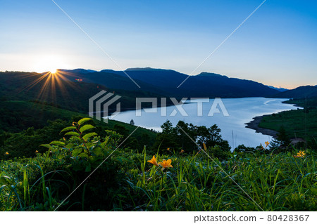 (Gunma Prefecture) Nozori Lake in bloom at sunset 80428367