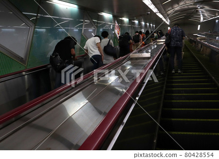 <Tokyo> Shin-Ochanomizu Station on the Chiyoda Line <Tokyo> Shin-Ochanomizu Station on the Chiyoda Line 80428554