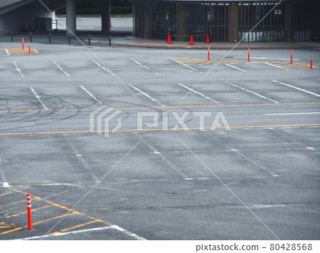 大型空置停車場 80428568