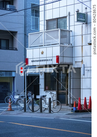 擔任派出所保護城市安全的警察 80428675