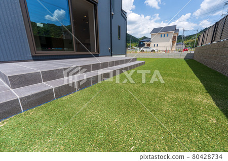 帶人造草皮花園的房子 帶人造草皮花園的房子 80428734