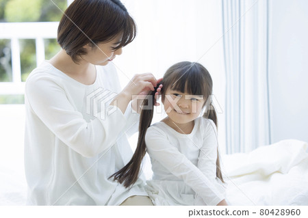 6 歲的女孩和媽媽 80428960