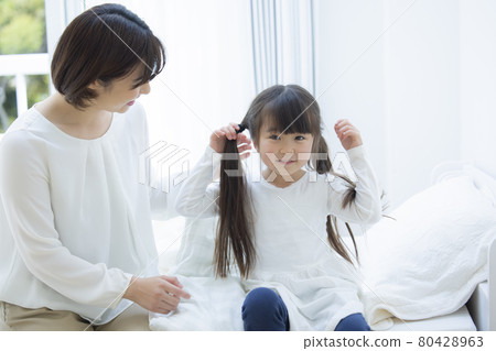 6 year old girl and mom 6 year old girl and mom 80428963