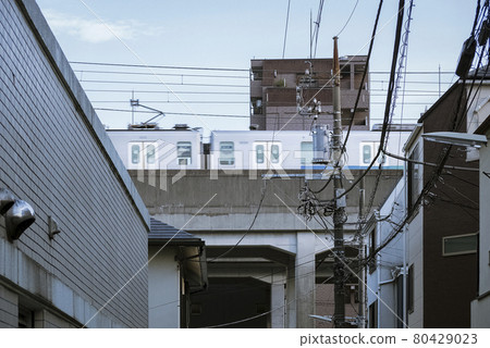 火車在鎮上的高架橋上行駛 火車在鎮上的高架橋上行駛 80429023