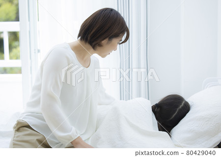 臥室女孩和媽媽 80429040