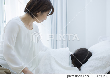 臥室女孩和媽媽 80429042