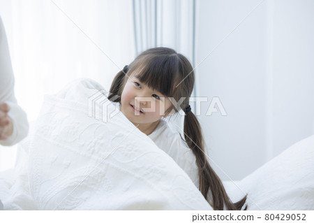 臥室女孩和媽媽 80429052