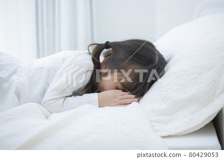 臥室女孩和媽媽 臥室女孩和媽媽 80429053