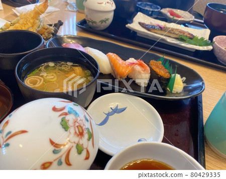 在日本餐廳吃午餐 在日本餐廳吃午餐 80429335