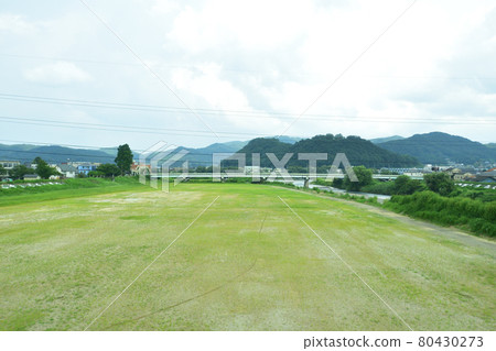 2020年夏季從福島站到東北本線新白川站的火車窗外風景 2020年夏季從福島站到東北本線新白川站的火車窗外風景 80430273