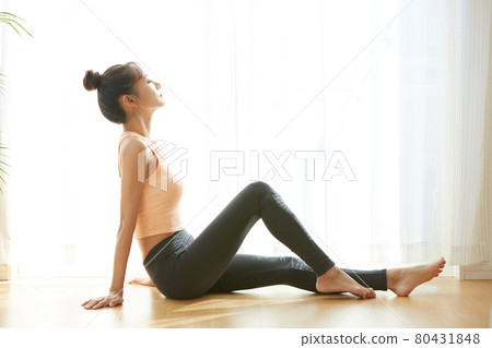 Young woman exercising at home 80431848