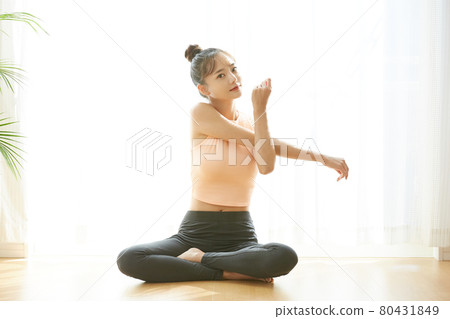 Young woman exercising at home 80431849