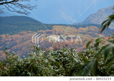 Looking back from the deciduous mountain trail to the top of Mt. Hyono, you can see the parking lot of Odangahara. Looking back from the deciduous mountain trail to the top of Mt. Hyono, you can see the parking lot of Odangahara. 80433233