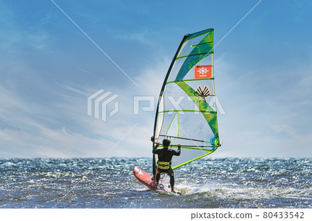 [Windsurfing in the spring storm with white waves] Sky synthesis] 80433542