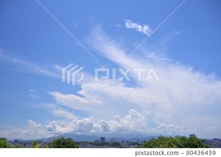 積雨雲和卷雲 80436439