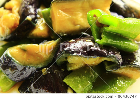 Eggplant and pepper salad 80436747