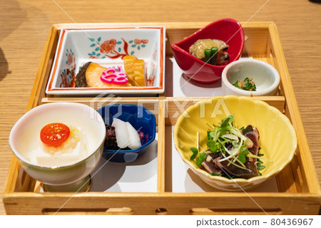 Japanese-style set at a hot spring inn 80436967