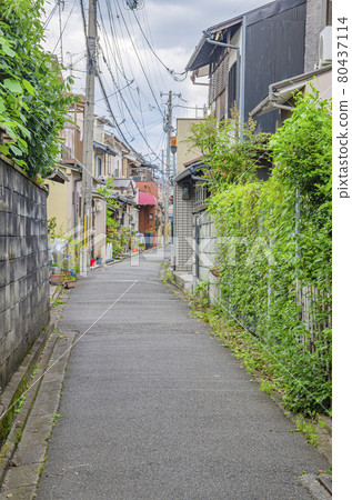 Alley in a residential area 80437114