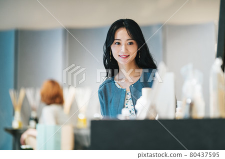 Women who enjoy shopping 80437595