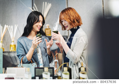 Women who enjoy shopping 80437636