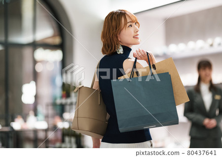 喜歡購物的女性 喜歡購物的女性 80437641