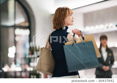 Women who enjoy shopping Women who enjoy shopping 80437642