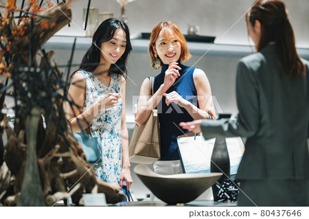 一個女人喜歡在一家時尚的雜貨店購物 80437646