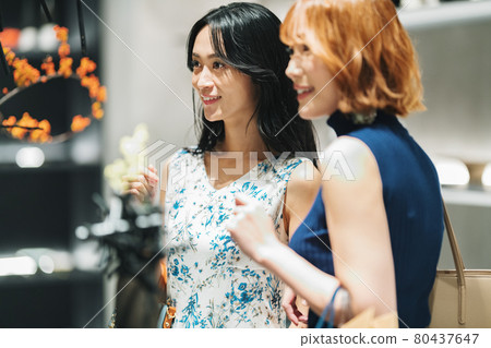 一個女人喜歡和朋友一起購物 80437647