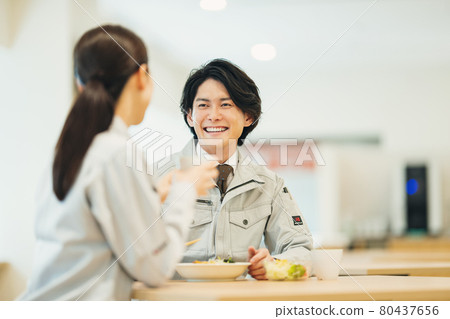 穿工作服的男女員工在員工食堂“LINK FOREST”吃午飯 80437656