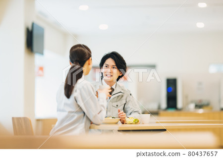 穿工作服的男女員工在員工食堂“LINK FOREST”吃午飯 穿工作服的男女員工在員工食堂“LINK FOREST”吃午飯 80437657