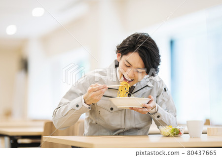 穿工作服的男員工在員工食堂吃午飯 拍攝合作“LINK FOREST” 80437665