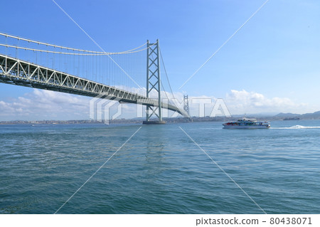 Akashi Kaikyo Bridge and a ship passing underneath [Hyogo Prefecture] 80438071