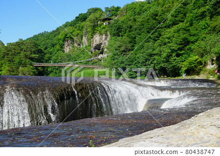 以浮島大橋為背景的吹割瀑布【日本瀑布百選】/群馬縣沼田市 以浮島大橋為背景的吹割瀑布【日本瀑布百選】/群馬縣沼田市 80438747