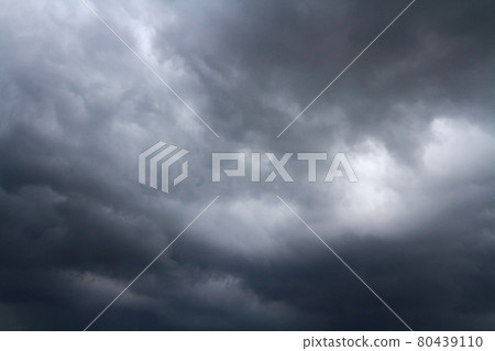 令人毛骨悚然的雨雲 令人毛骨悚然的雨雲 80439110