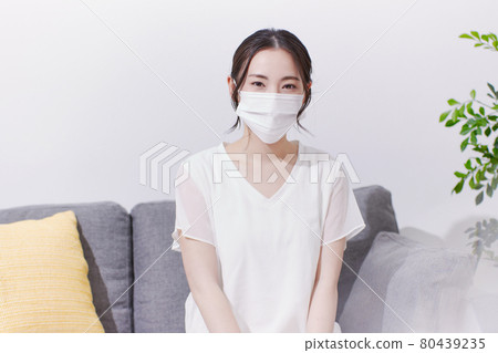 戴著面具、面帶微笑的年輕女子 戴著面具、面帶微笑的年輕女子 80439235