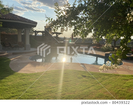 帶游泳池的房子 80439322