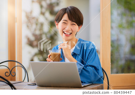 A woman working in a cafe 80439447