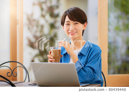 A woman working in a cafe 80439448