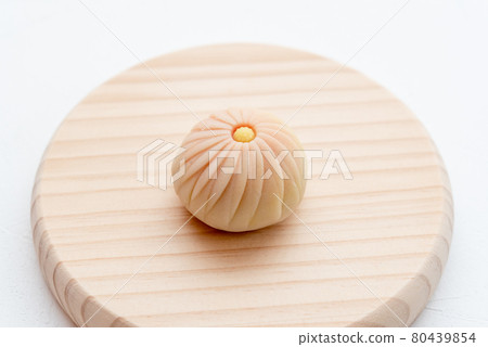 Handmade Japanese sweets on a wooden plate: Nerikiri chrysanthemum 80439854