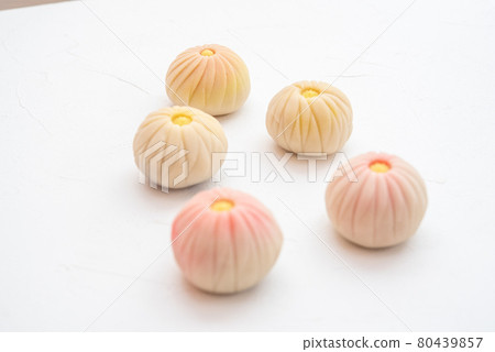 Handmade Japanese sweets on a wooden plate: Nerikiri chrysanthemum 80439857